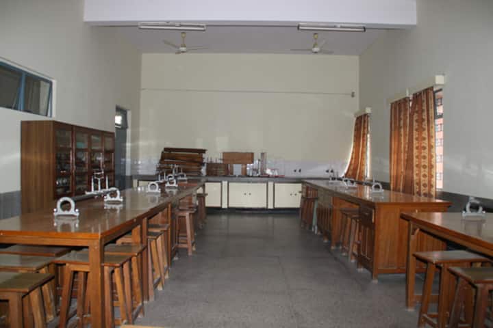 Holy Child Senior Secondary School-Physics Lab