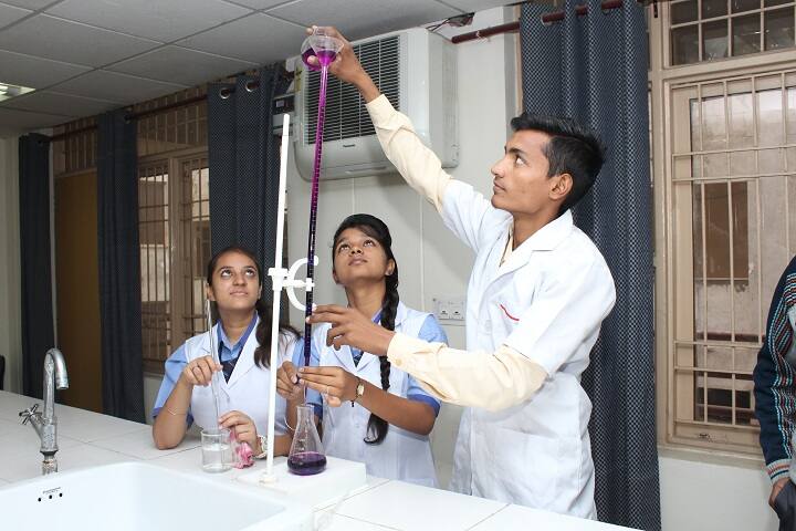 Lingayas Public School-Chemistry Lab