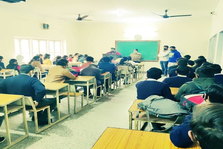 M S Saraswati Senior Secondary School-=Classroom