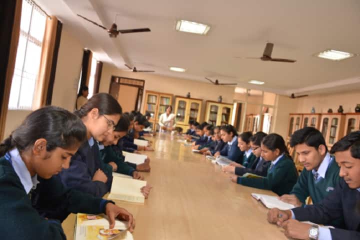 Manohar Lal Saraf Dav Public School-Library