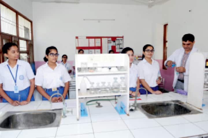 Model School Huda-Chemistry Lab