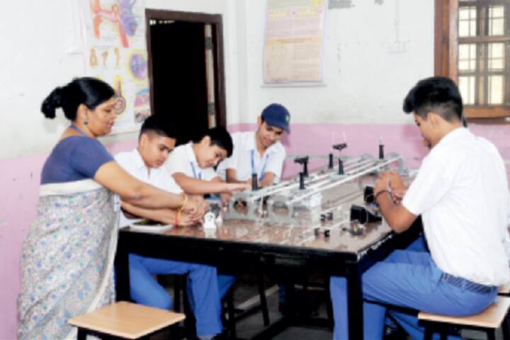 Model School Huda-Physics Lab