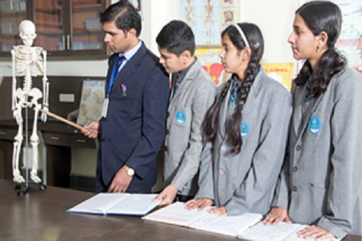 Nalanda International School-Science Lab