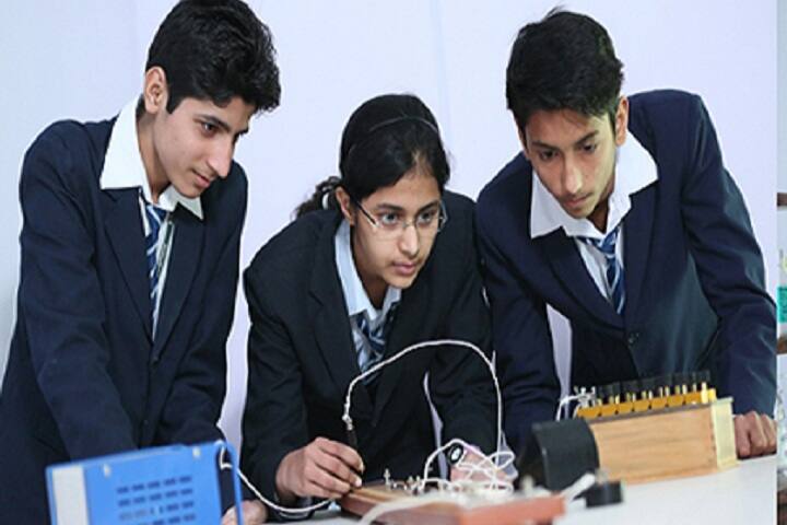 Yaduvanshi Shiksha Niketan-Science Lab