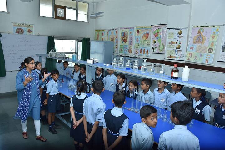 Bhojia Vidyapeeth-Science Lab