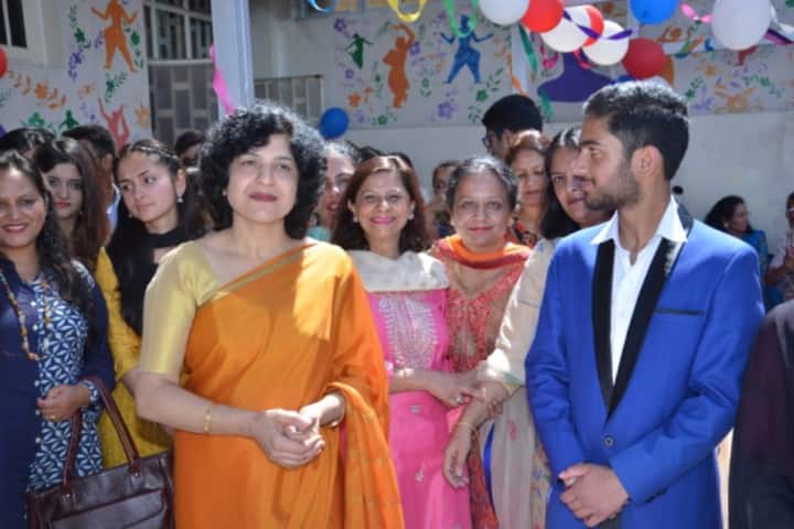 "D A V Senior Secondary Public School-teachers day"