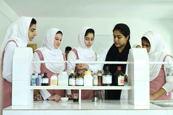 Minto Circle English Medium High School-Chemistry Lab