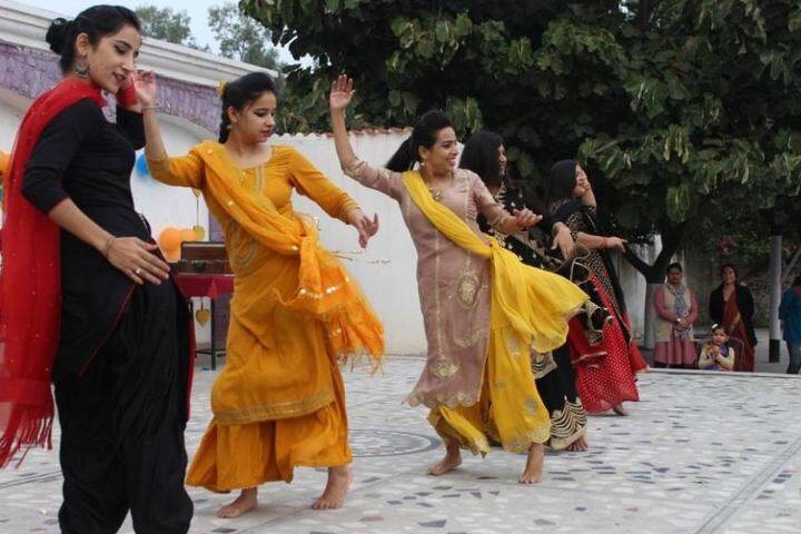 Stephens International Public School-Dancing