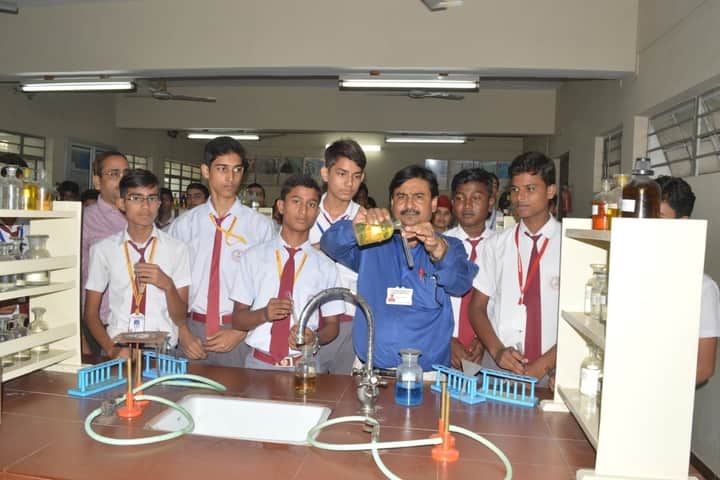 Guru Gobind Singh Public School-Chemistry Lab