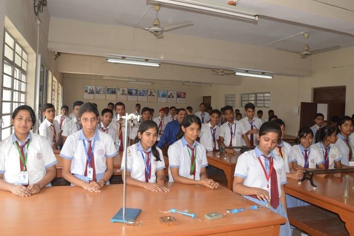 Guru Gobind Singh Public School-Physics Lab
