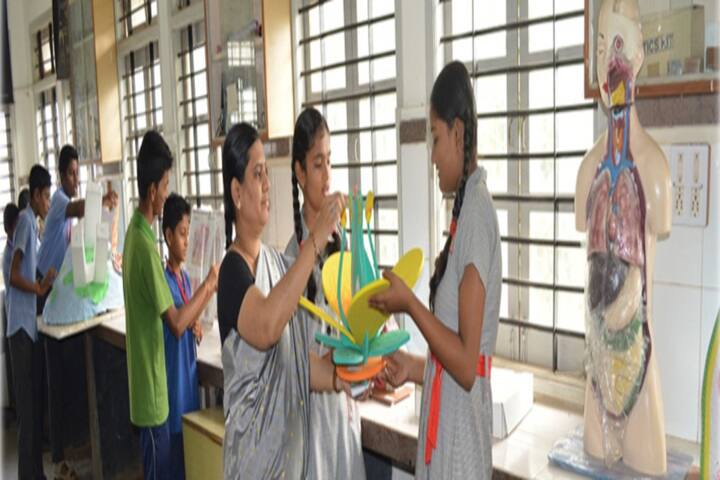 K L E SocietyS MR Sakhare English Medium Shcool-Science Lab