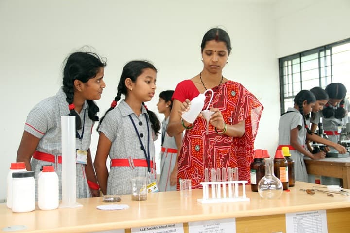 K L E Societys School-Chemistry Lab