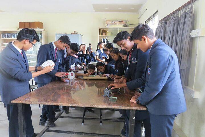 Maitry Vidya Niketan-Physics Lab