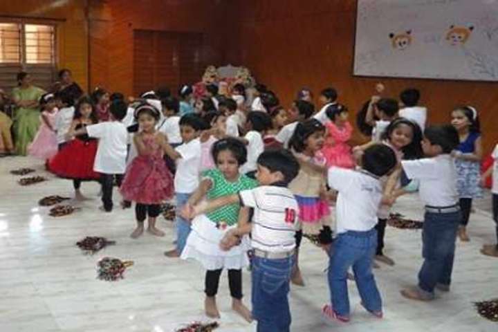 Vidya Vardhaka Sangha Gandhi Centenary English Primary School-Dance Activity