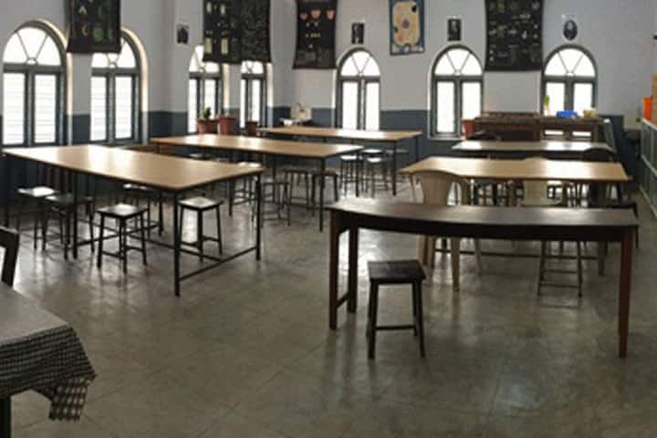 Bharatiya Vidya Bhavan School-Biology Lab