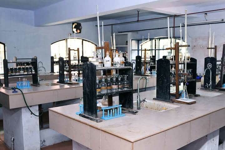 Bharatiya Vidya Bhavan Senior Secondary School-Chemistry Lab
