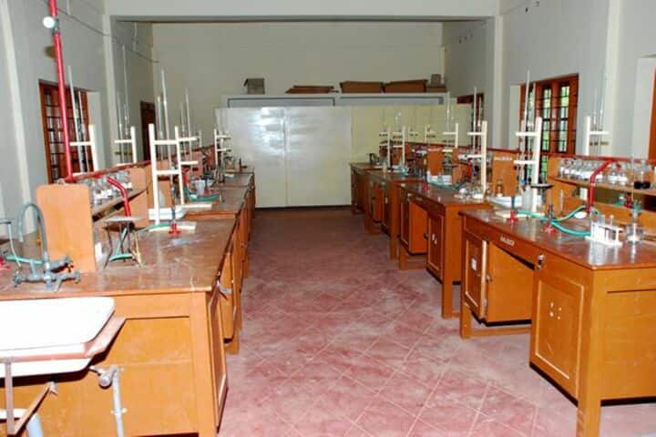 Chinmaya Vidyalaya-Chemistry Lab