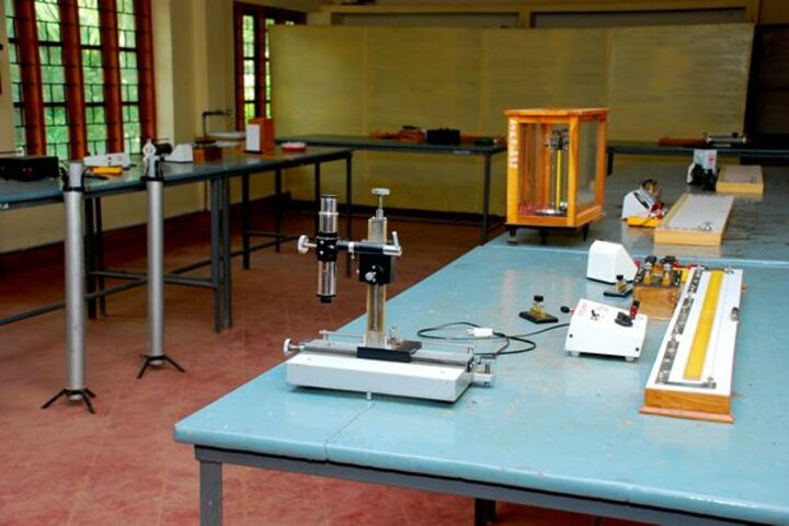 Chinmaya Vidyalaya-Physics Lab
