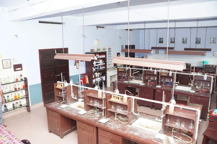 Chinmaya Vidyalaya-Chemistry Lab