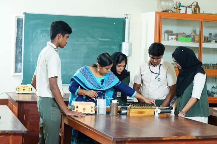 Christava Mahilalayam Public School-Lab