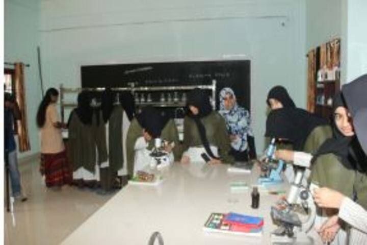Darul Hudda Endlish Medium School-Science Lab