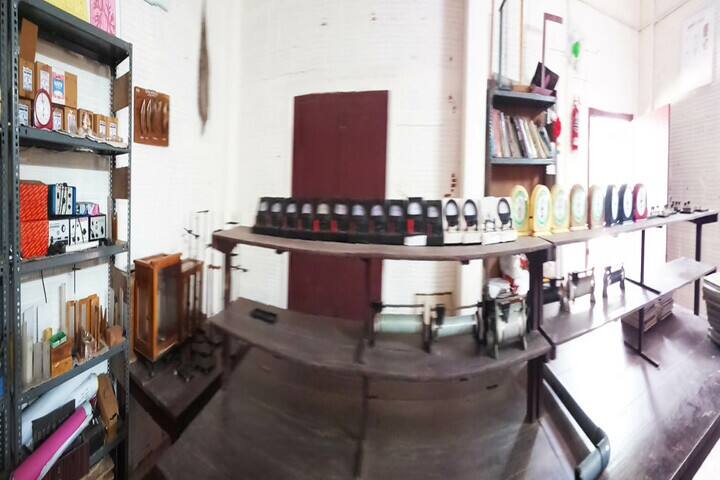 Fazl E Omar Public School-Physics Lab