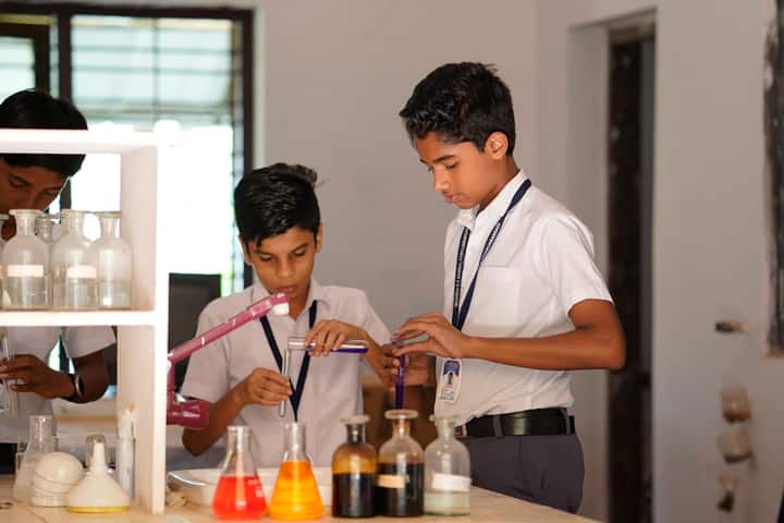 Islahiya Orphanage School-Chemistry Lab