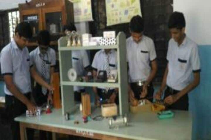 Koyyappathodi Darul Uloom English Medium School-Physics Lab