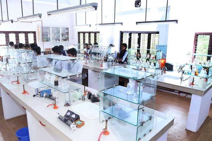 Saraswathy Vidyalayam School-Chemistry Lab
