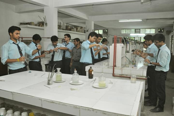 Shrimanta Shankar Academy-Chemistry Lab